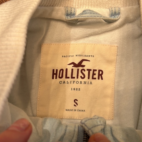 Hollister light denim jacket women’s Small - Picture 3 of 4